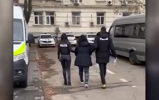 Bărbat jefuit de fiica vitregă. Tânăra i-a furat 23.000 de euro și mai multe bijuterii