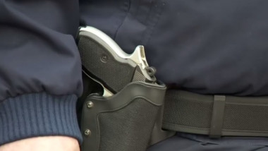 pistol la braul unui politist
