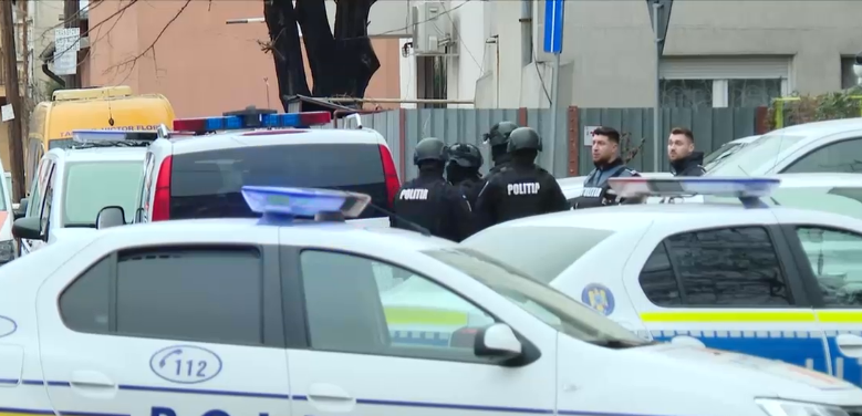 Femeie amenințată de un fost polițist, în sectorul 4. În casa agresorului au fost găsite trei arme, dintre care două letale