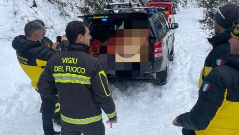 echipaj de pompieri din italia langa o masina blocata in zapada