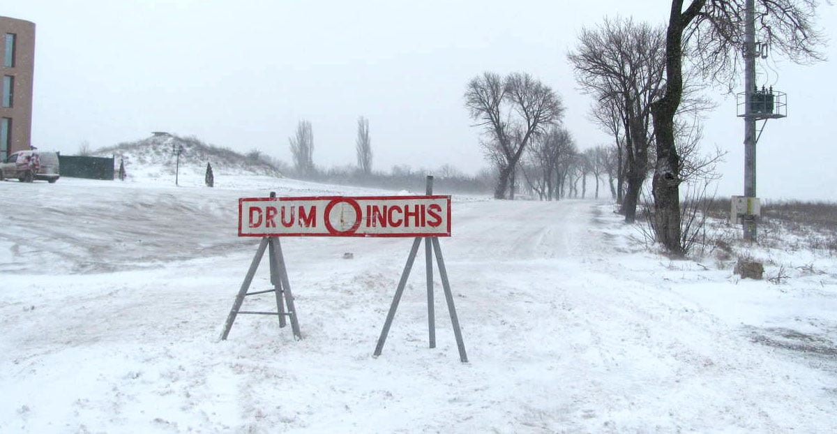 Ciclonul polar a lovit România, ninge abundent în Moldova. Drumuri închise în Neamţ şi Vrancea, camioanele nu mai au voie în Iași