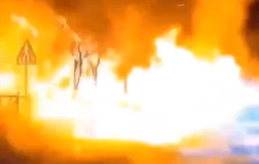 Momentul în care o stație GPL explodează, după ce strada este învăluită într-o „ceață” densă. Cinci sud-coreeni au fost răniți