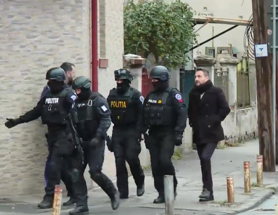 Apelul disperat la 112 al femeii amenințate de vecinul său, fost polițist: "Mi-a spart geamul, ușa. Soțul meu e la pat, imobilizat"
