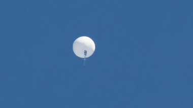 balon chinezesc pe cer