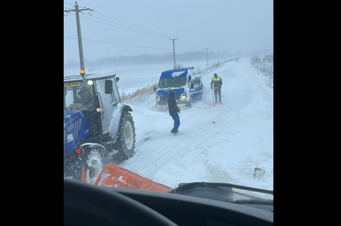 Un șofer și-a abandonat duba pe un drum județean din Vrancea, blocând utilajele de deszăpezire și o ambulanță