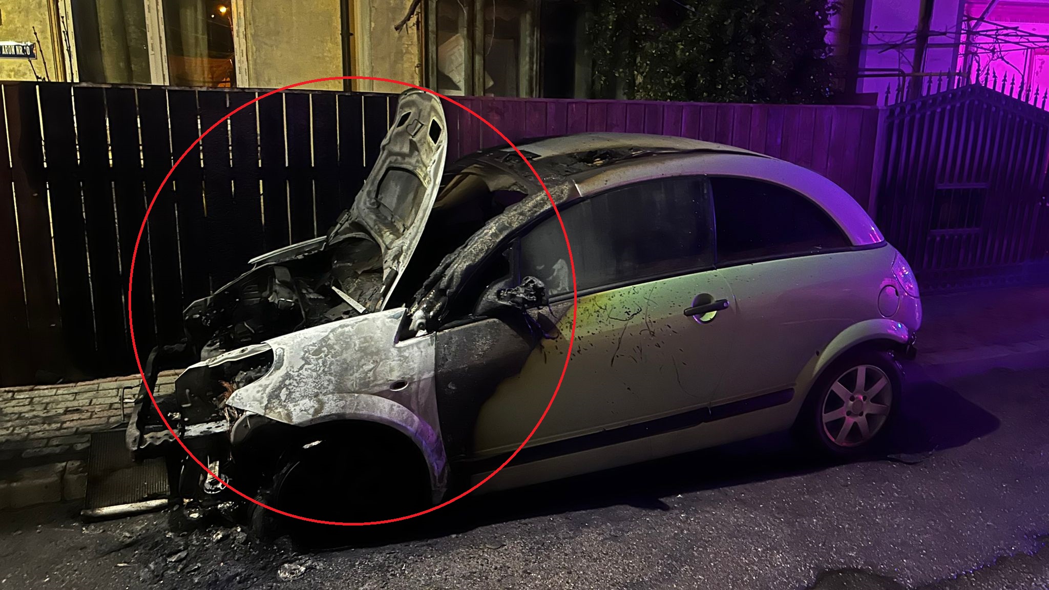 Răzbunare din gelozie. O femeie din Neamț a fost reținută de polițiști pentru că ar fi dat foc mașinii amantei soțului ei