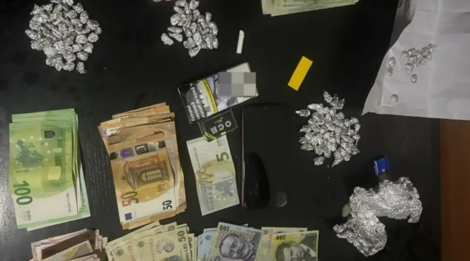 Trei tineri din Constanța au fost prinși cu 140 de bile din staniol cu droguri și mii de euro asupra lor