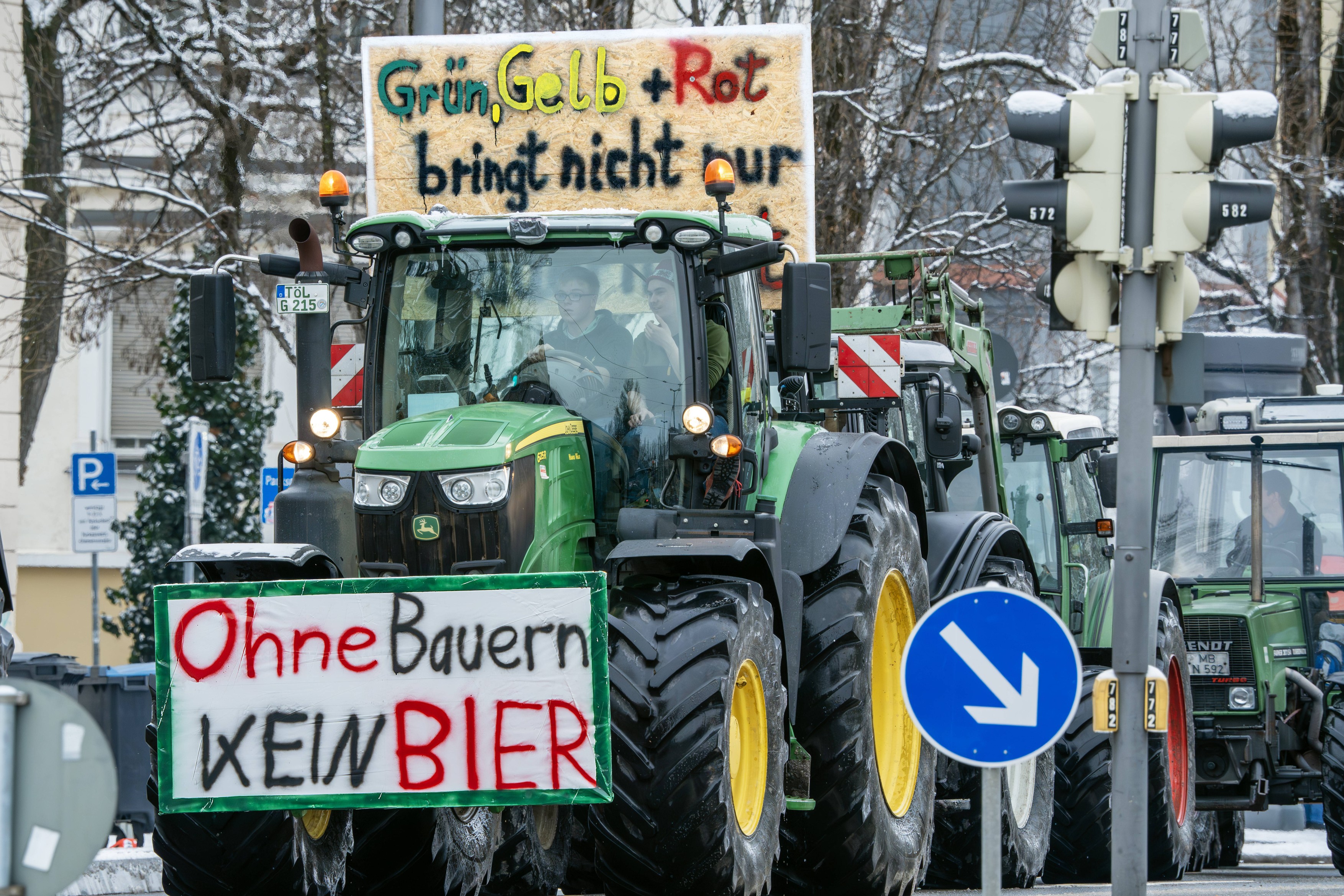 Agricultorii germani se mobilizează împotriva guvernului şi perturbă traficul în marile oraşe. Extrema dreaptă s-a alăturat protestului