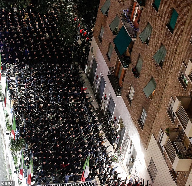 Comemorare bizară la Roma: Sute de activişti italieni fac salutul fascist în public