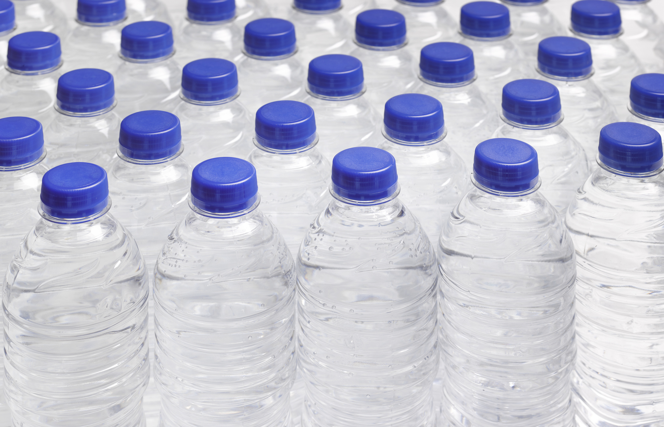 Apa îmbuteliată conţine sute de mii de particule de plastic pe litru. "E rezonabil să luăm în considerare apa de la robinet"