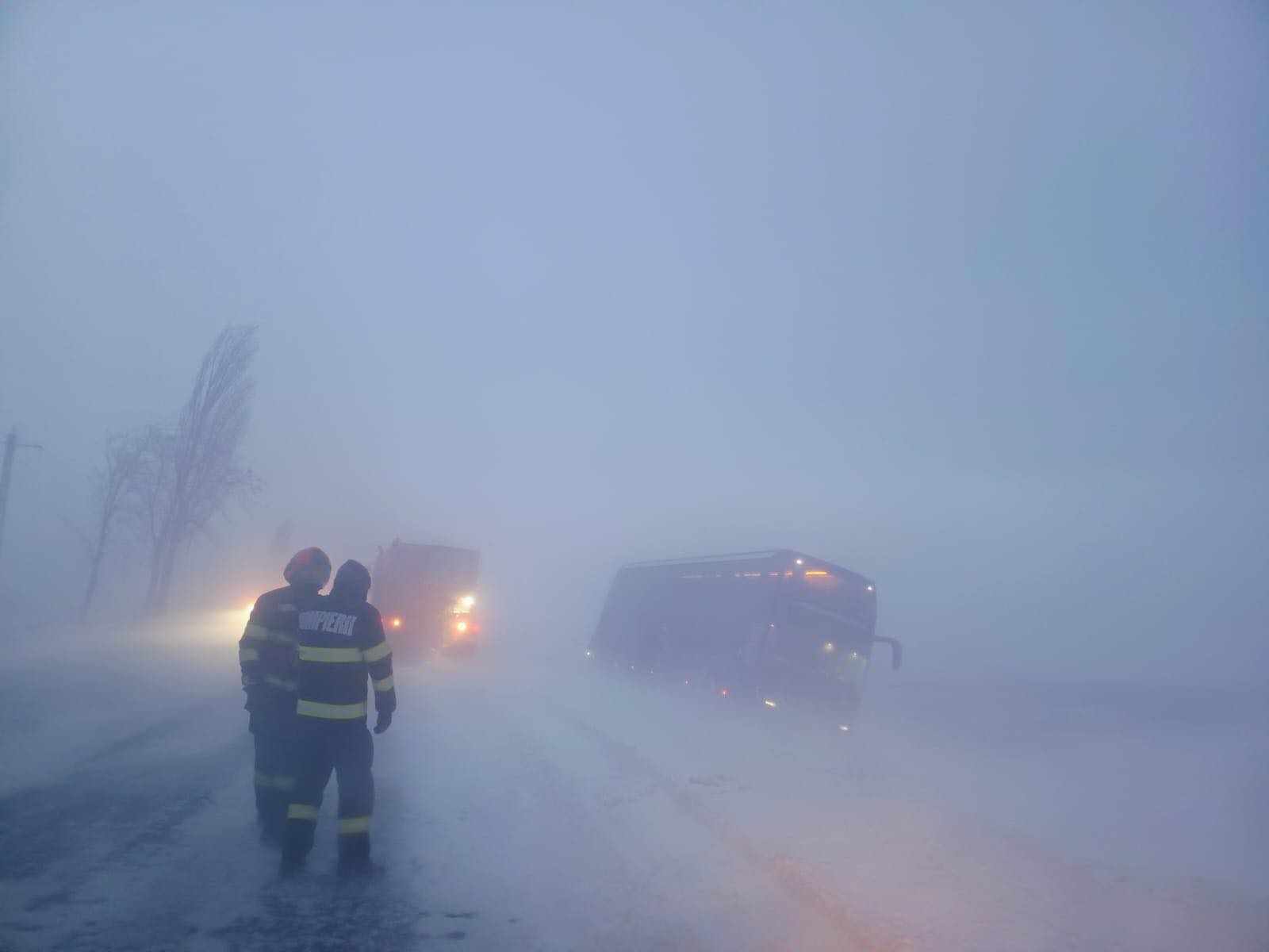 Drumuri închise din cauza zăpezii, nămeți de peste un metru în Vrancea. Trei oameni găsiți înghețați. Școli închise în opt județe