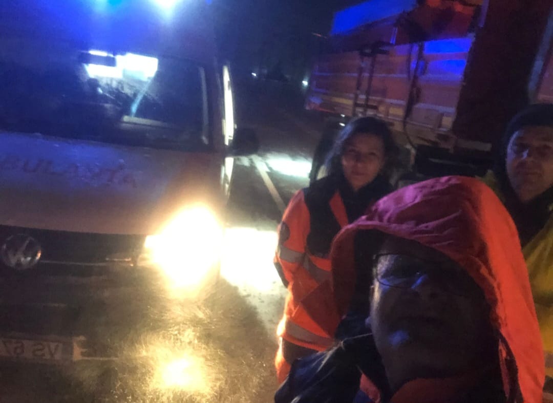 O asistentă de la SAJ Vaslui a ajutat o gravidă să nască acasă după ce a ajuns la ea cu o mașină off-road. Ambulanța rămăsese în zăpadă