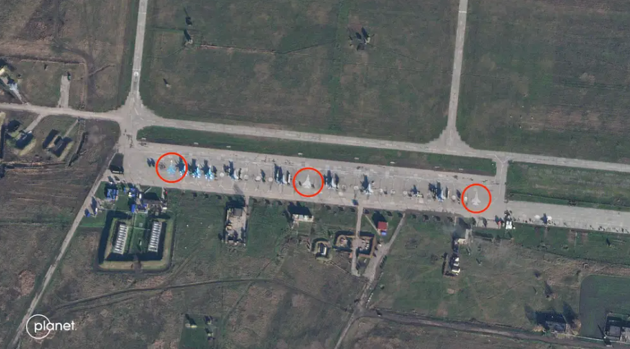 Rusia a desenat avioane de luptă false pe aerodromuri ca să păcălească Ucraina. Experții explică tactica și avantajele ei
