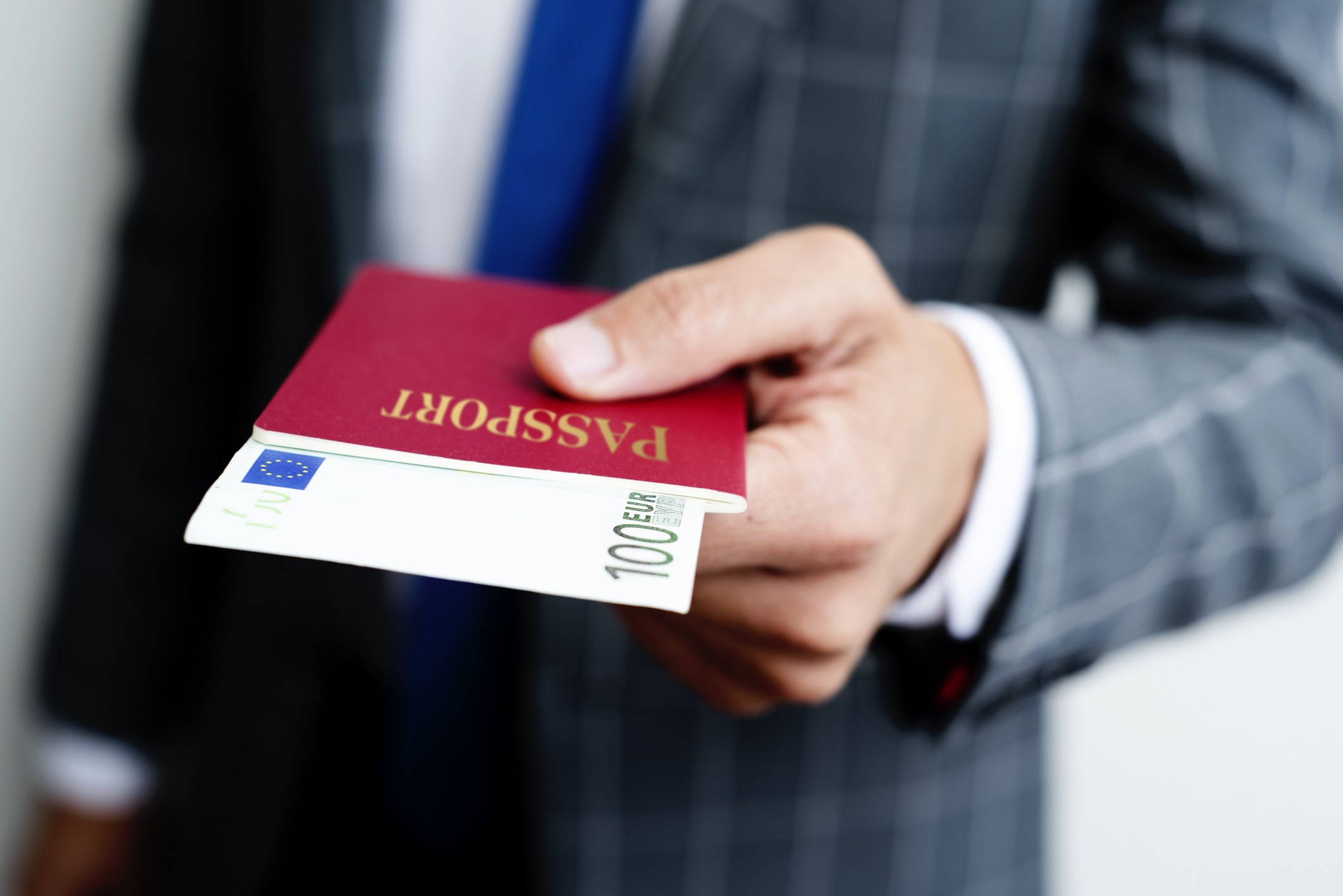 Bărbat din Timiș arestat la domiciliu după ce a băgat 100 de euro în pașaport, la vamă