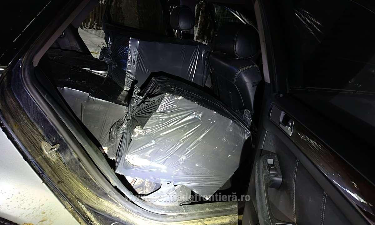 Șofer oprit cu focuri de armă după ce a gonit prin zăpadă kilometri întregi ca să scape de polițiști. Ce avea în mașină