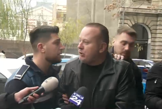 "Din 10 români, 7 se amenință". Fostul polițist care și-a amenințat ieri vecinii spune că reținerea lui e "un abuz"