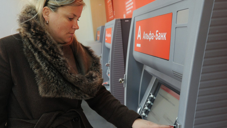 femeie scoate bani de la bancomat alfa bank rusia