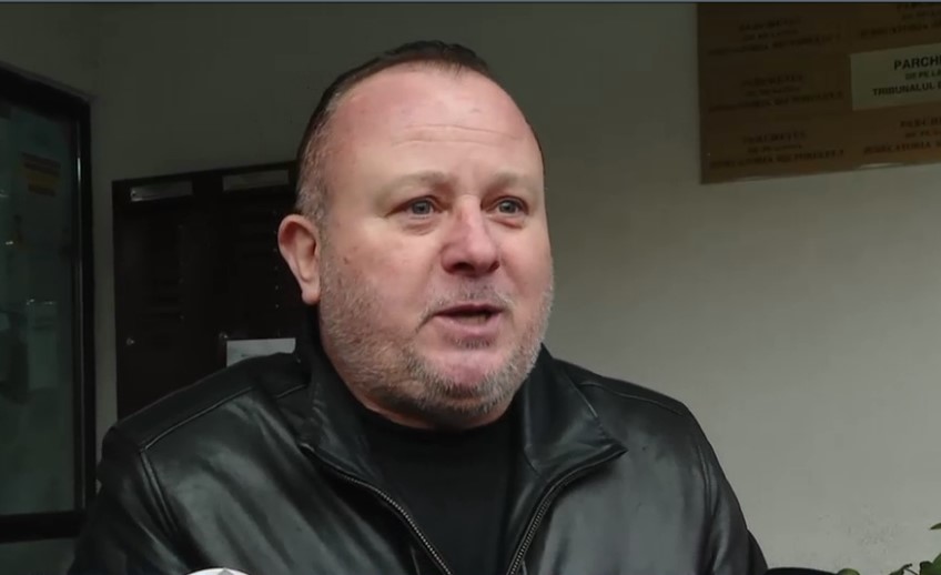 Somn de 9 ore cu poliția la ușă. Fostul polițist care și-a amenințat vecina spune că nu a deschis ușa pentru că dormea
