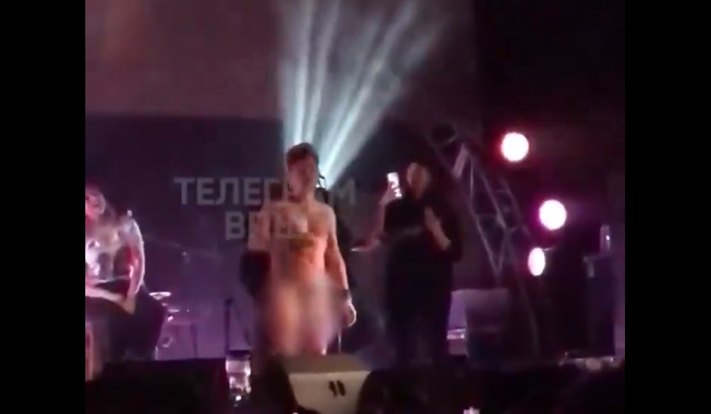 Un alt artist rus care a apărut la un concert doar cu o șosetă pe penis a fost arestat