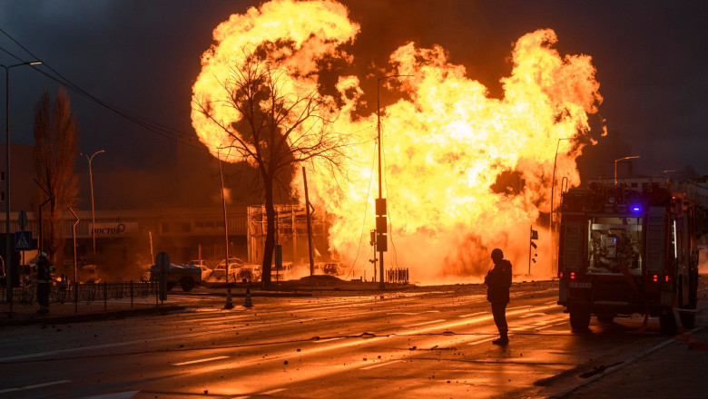 Incendiu provocat în urma unui atac rusesc asupra Kievului