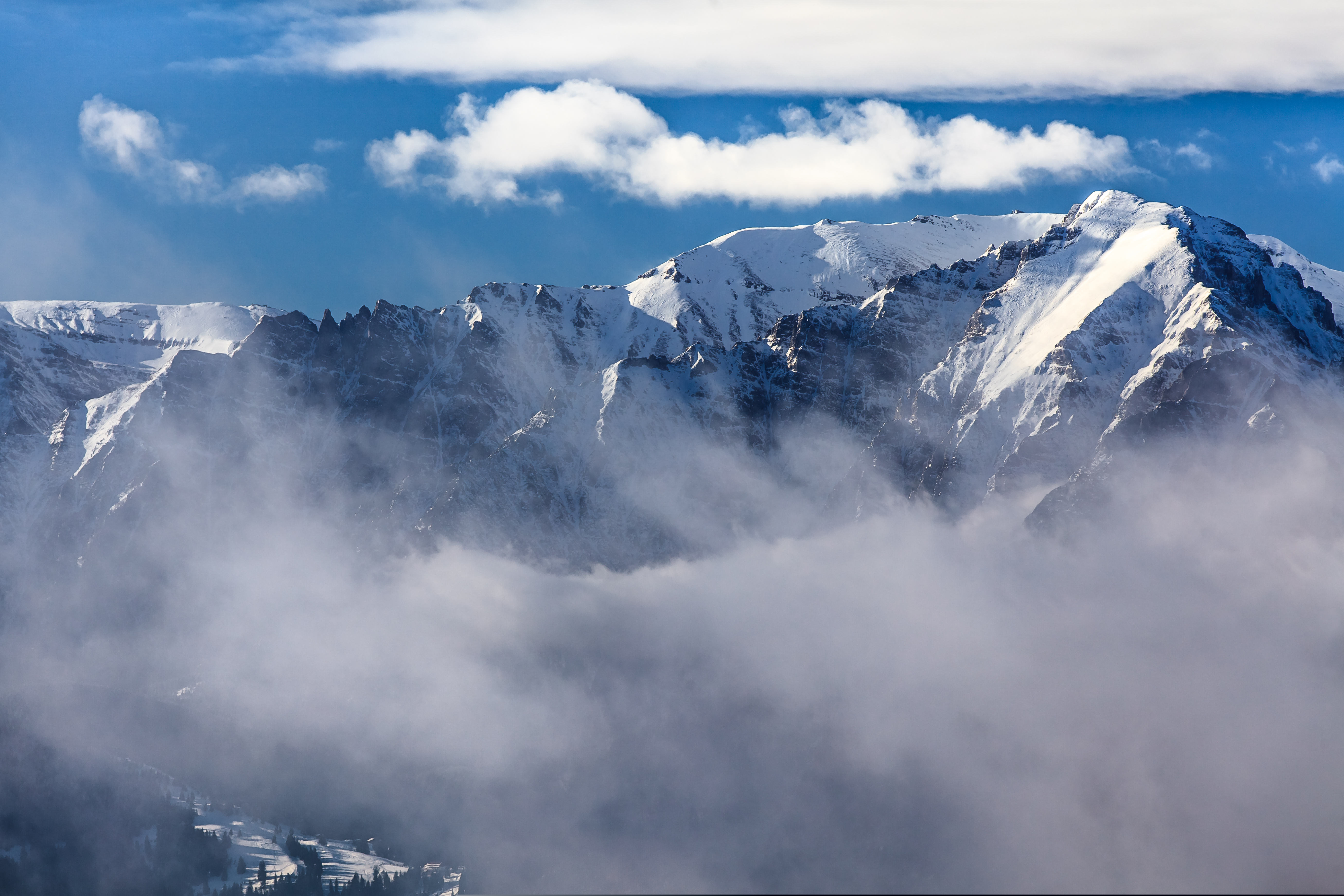 Risc major de avalanșe în Munții Făgăraș și Bucegi. Unde este cel mai mare strat de zăpadă