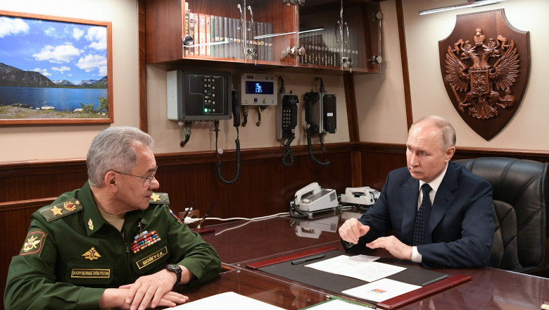 Serghei Șoigu și Vladimir Putin discută în timp ce stau așezați la o masă