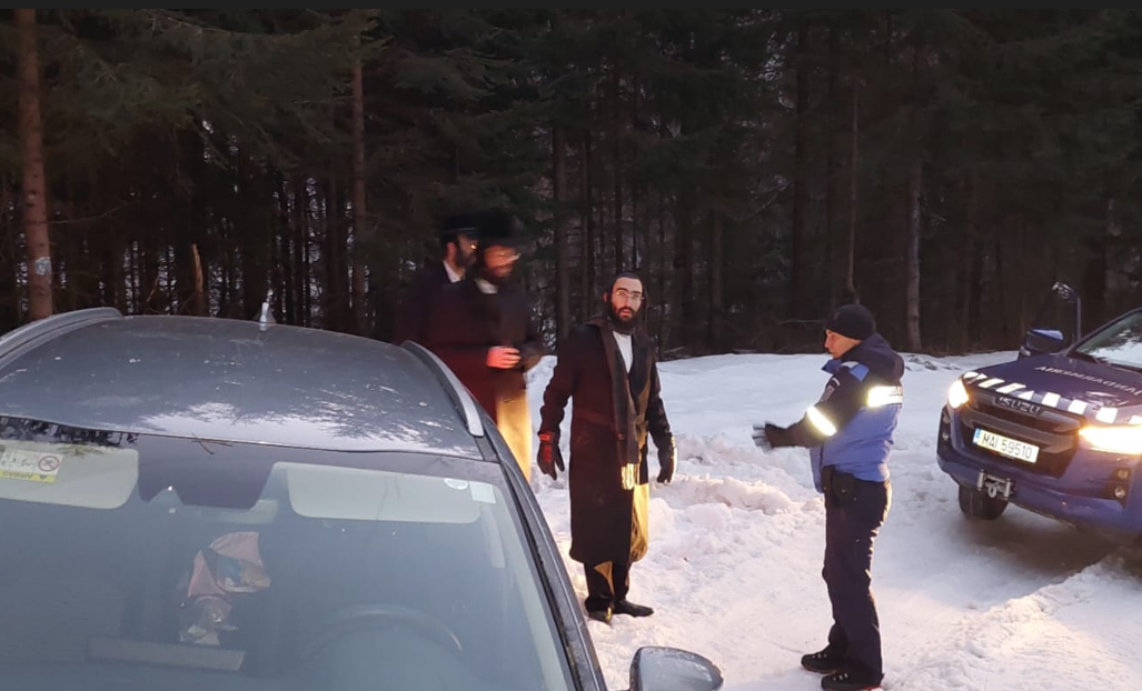 FOTO. Patru cetăţeni israelieni, salvați de jandarmii montani după ce au rămas înzăpeziţi cu mașina pe un drum izolat din Maramureș