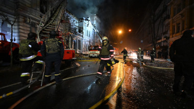 Pompieri ucraineni sting un incendiu provocat de explozia unei drone pe o clădire din Harkov