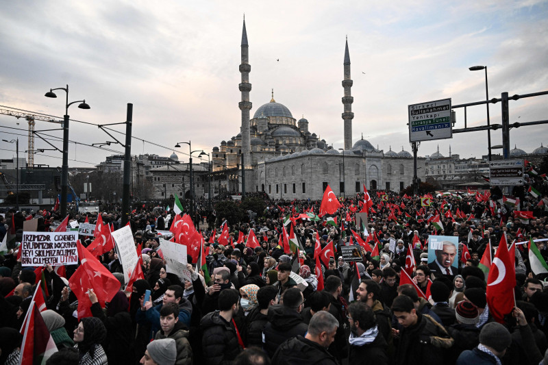 Thousands march in Istanbul for the event in support of Palestinians