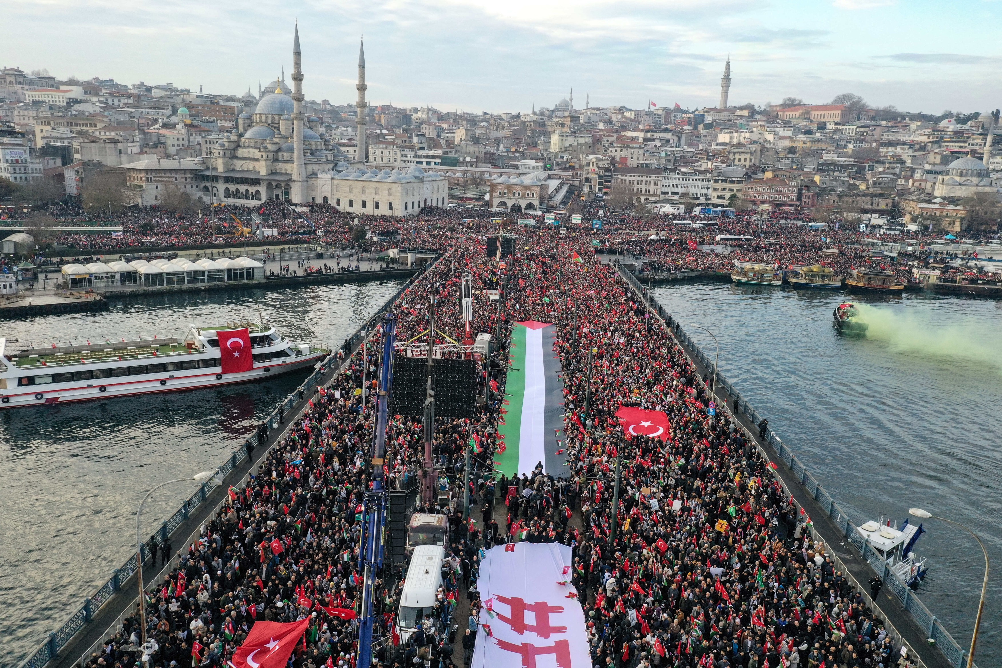 Manifestaţie de proporţii la Istanbul. Zeci de mii de oameni au ieșit în stradă împotriva Israelului și a terorismului kurd