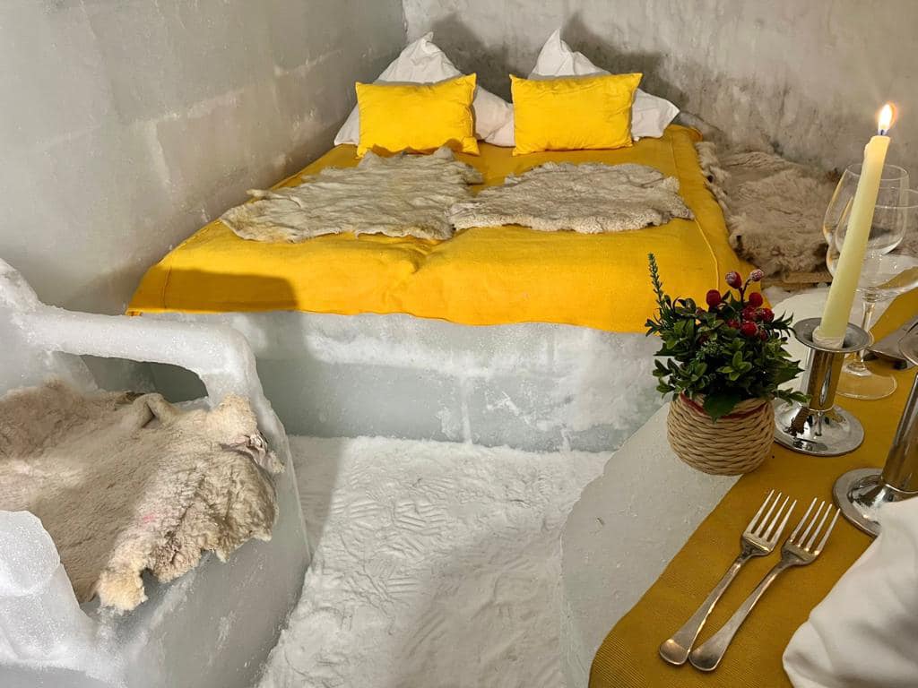 Hotelul de gheață de la Bâlea Lac este mai mic decât în alți ani. Pentru că e prea cald, lucrările au fost întrerupte
