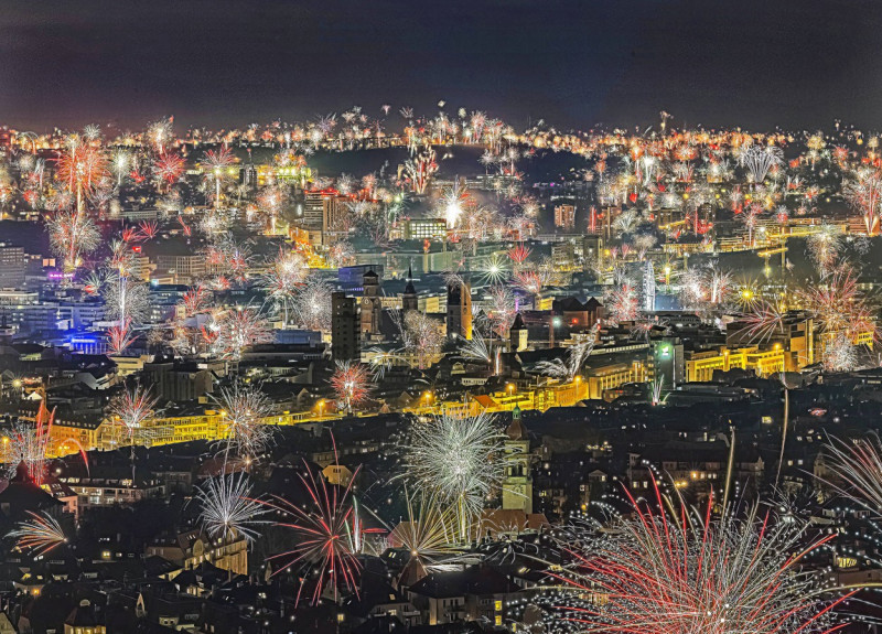 Stuttgart begrüßt das neue Jahr 2024. Feuerwerk über der Innenstadt. // 01.01.204: Stuttgart, Baden-Württemberg, Deutsch
