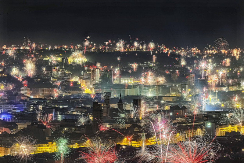 Stuttgart begrüßt das neue Jahr 2024. Feuerwerk über der Innenstadt. // 01.01.204: Stuttgart, Baden-Württemberg, Deutsch