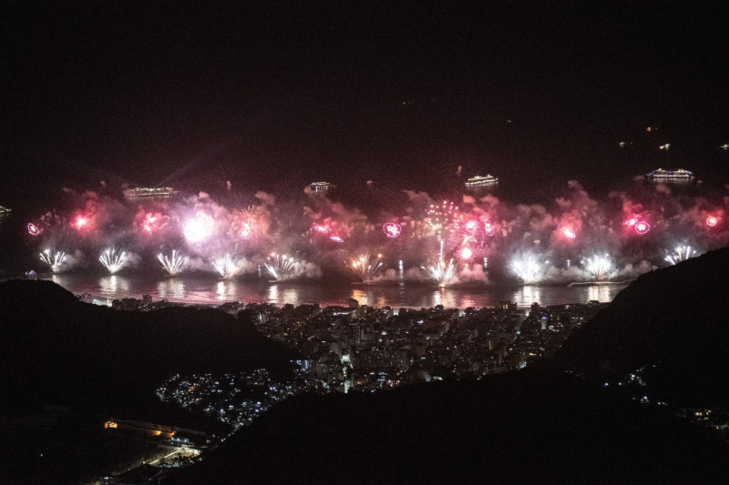 RIO DE JANEIRO, RJ - 01.01.2024: CRISTO REDENTOR RECEBE 2024 COM VIGÍLIA - At the turn of the new year, Christ the Redee