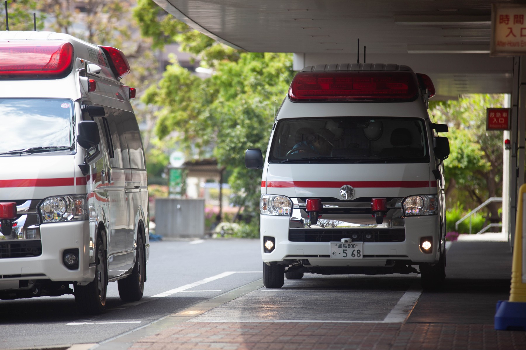 Răniți aduși la spitalul din Suzu după cutremurele care au zguduit Japonia. Drumurile avariate îngreunează transportul lor