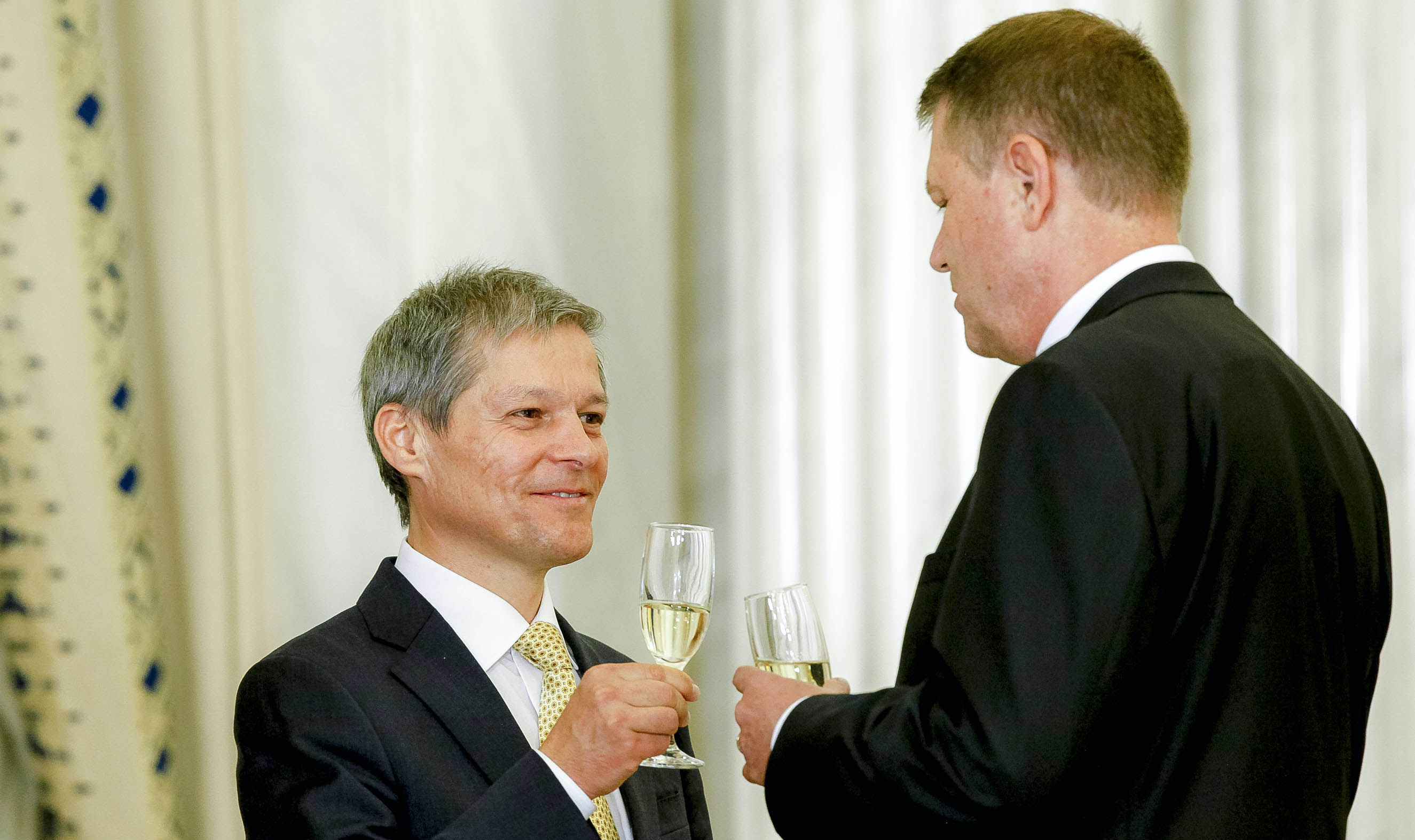Cioloş spune că a vrut să demisioneze în 2016, dar Iohannis a refuzat. „Îi era teamă de instabilitate”
