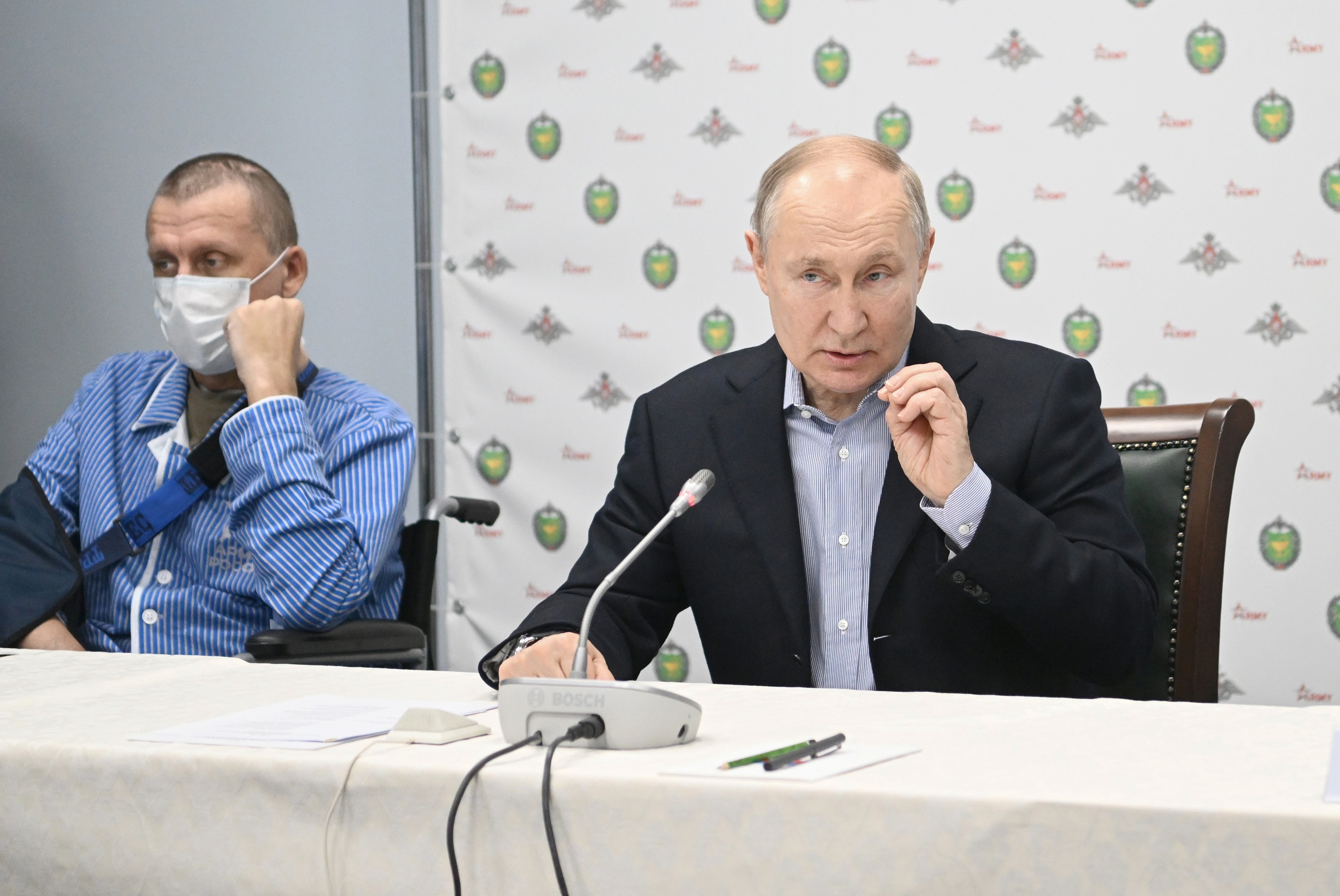 Putin, prima scenetă din 2024: Teatru regizat cu soldați răniți în pijamale pe post de figuranți și amenințări cu semne obscene