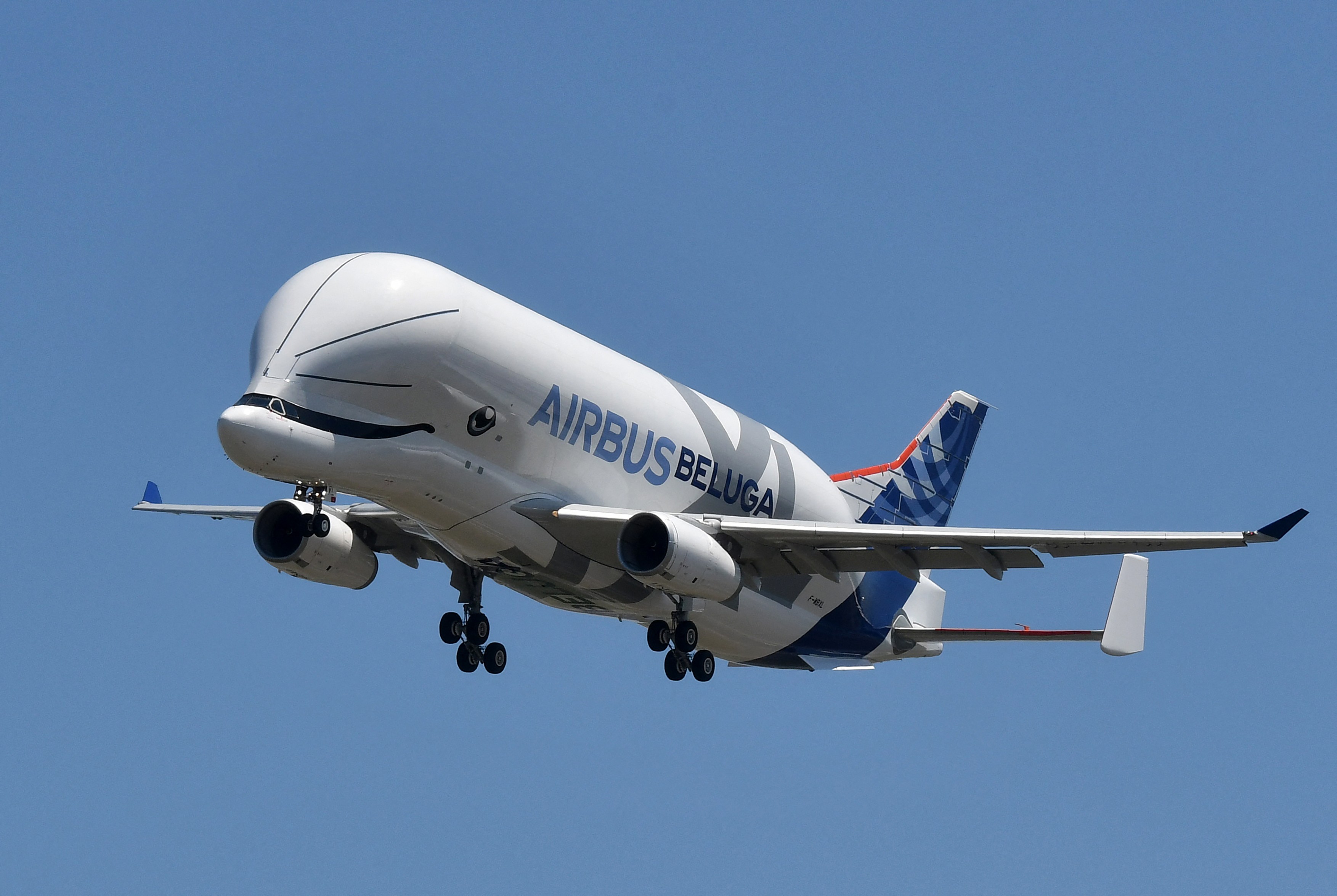 Airbus și-a înlocuit complet vechea flotă BelugaST cu BelugaXL. Cum arată și ce dimensiuni are avionul „balenă”