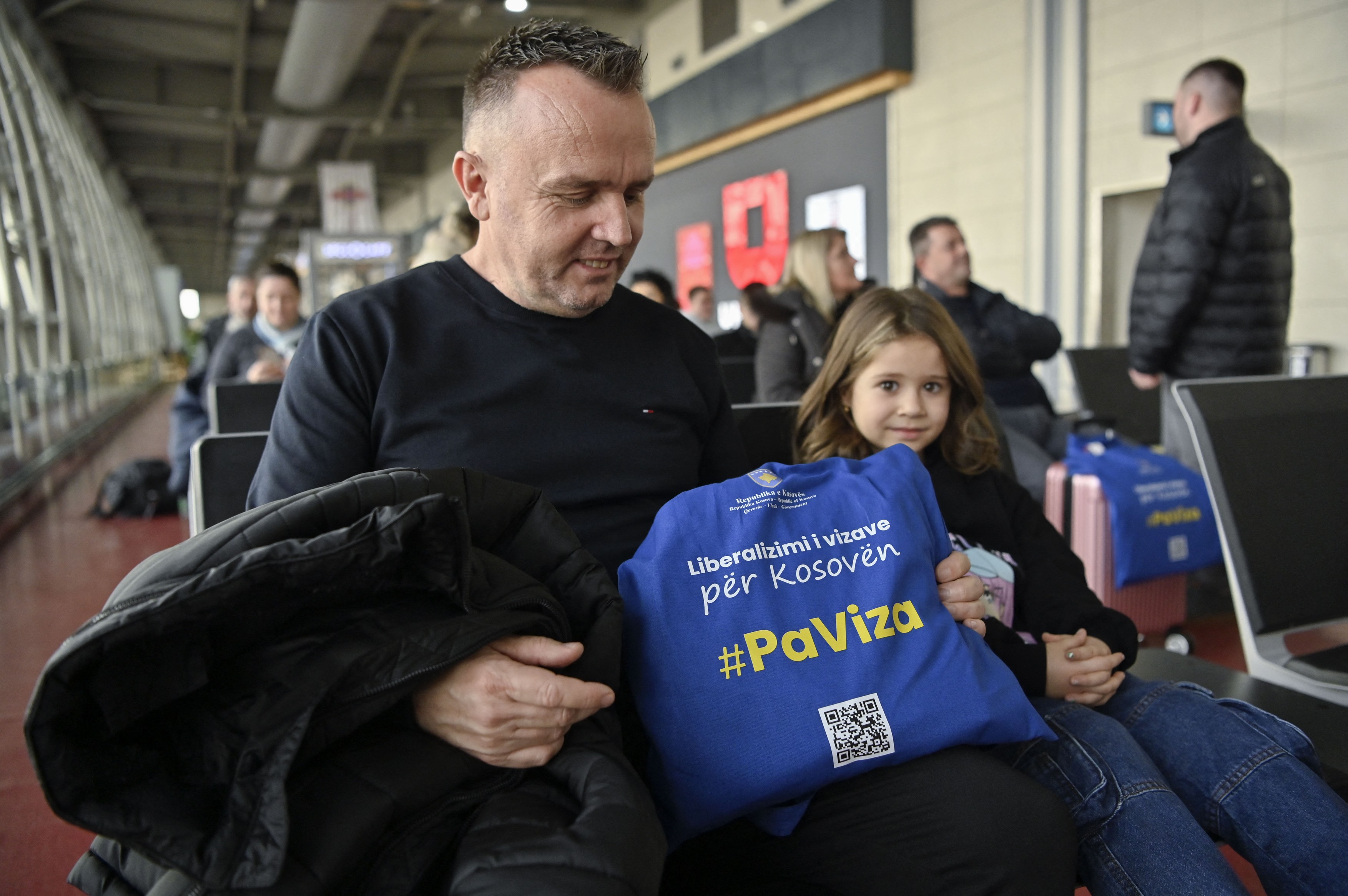 Kosovarii au luat cu asalt aeroportul după ce au scăpat de vizele pentru Schengen. „Mă simt liber ca o pasăre”