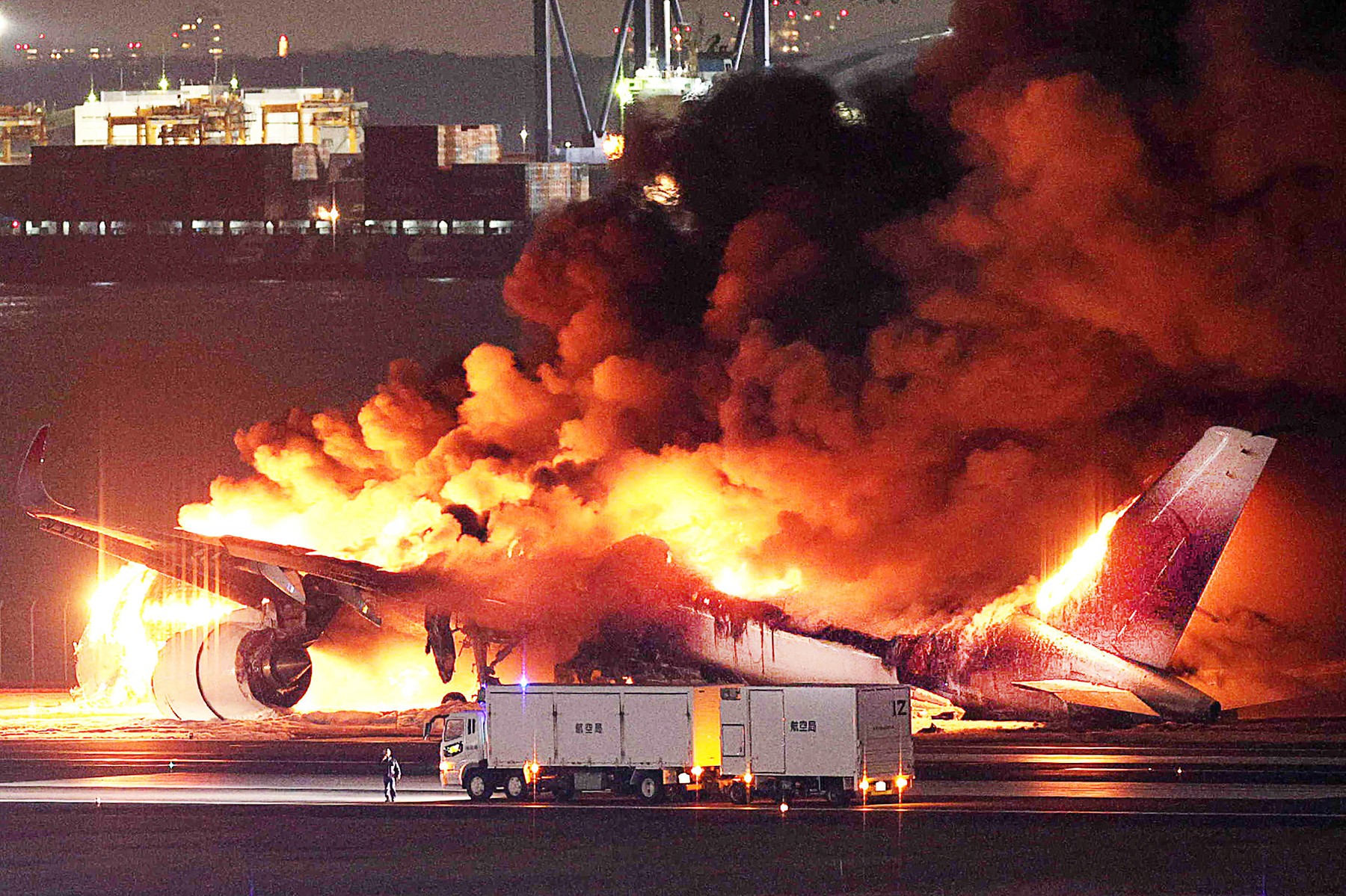 "Salvare miraculoasă" datorită disciplinei. Evacuare în 90 de secunde din avionul în flăcări, niciun pasager nu are răni majore