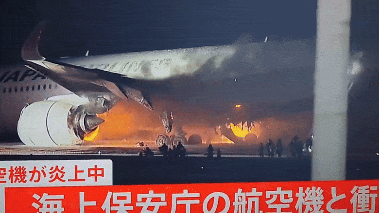 Avion de pasageri în flăcări pe aeroportul din Tokyo, după ce s-a ciocnit de altă aeronavă. 380 de persoane salvate, 5 morți