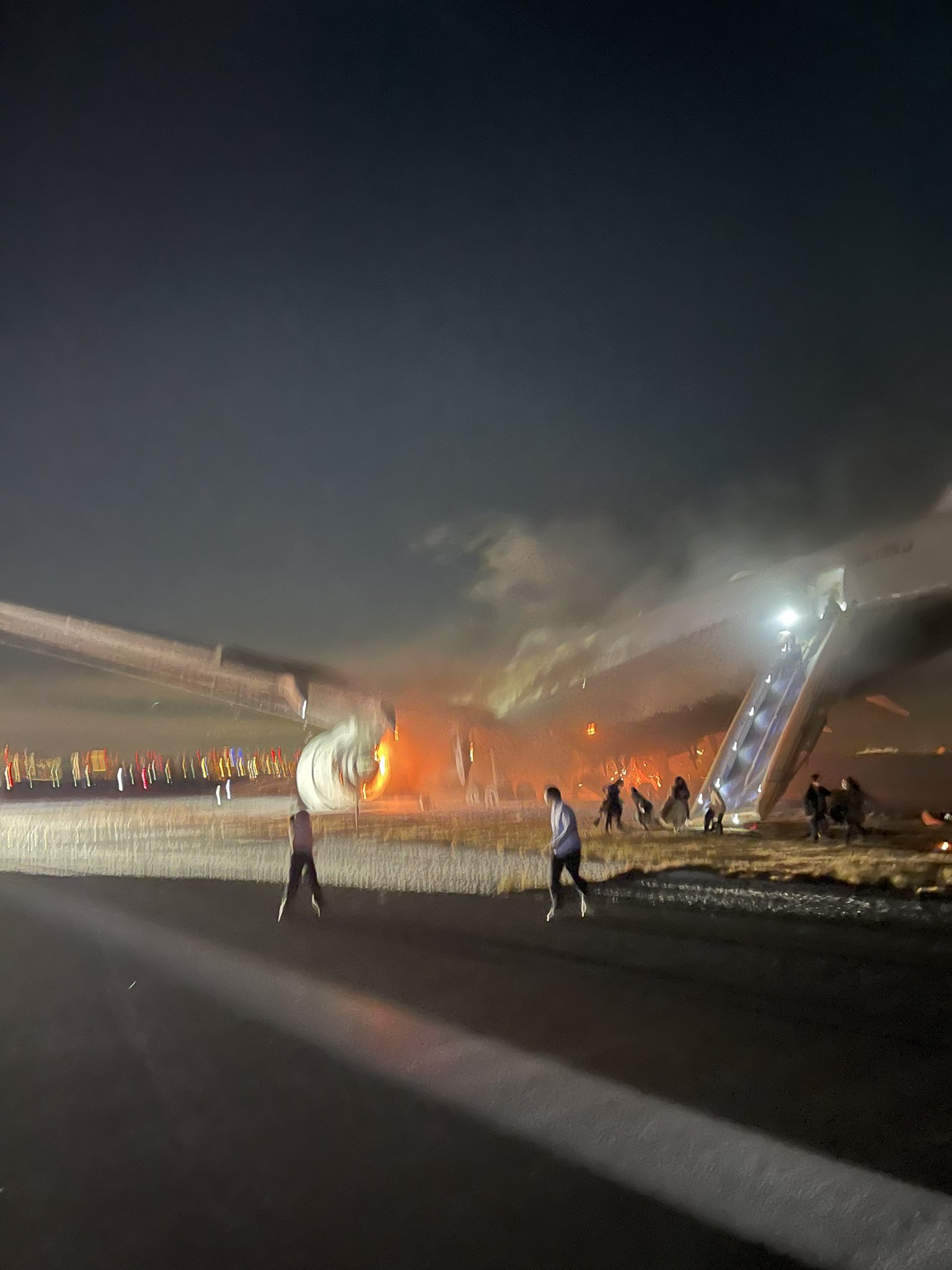 "Am crezut că o să mor". Imagini din avionul Japan Airlines care ia foc, reacția pasagerilor când văd flăcările pe geam