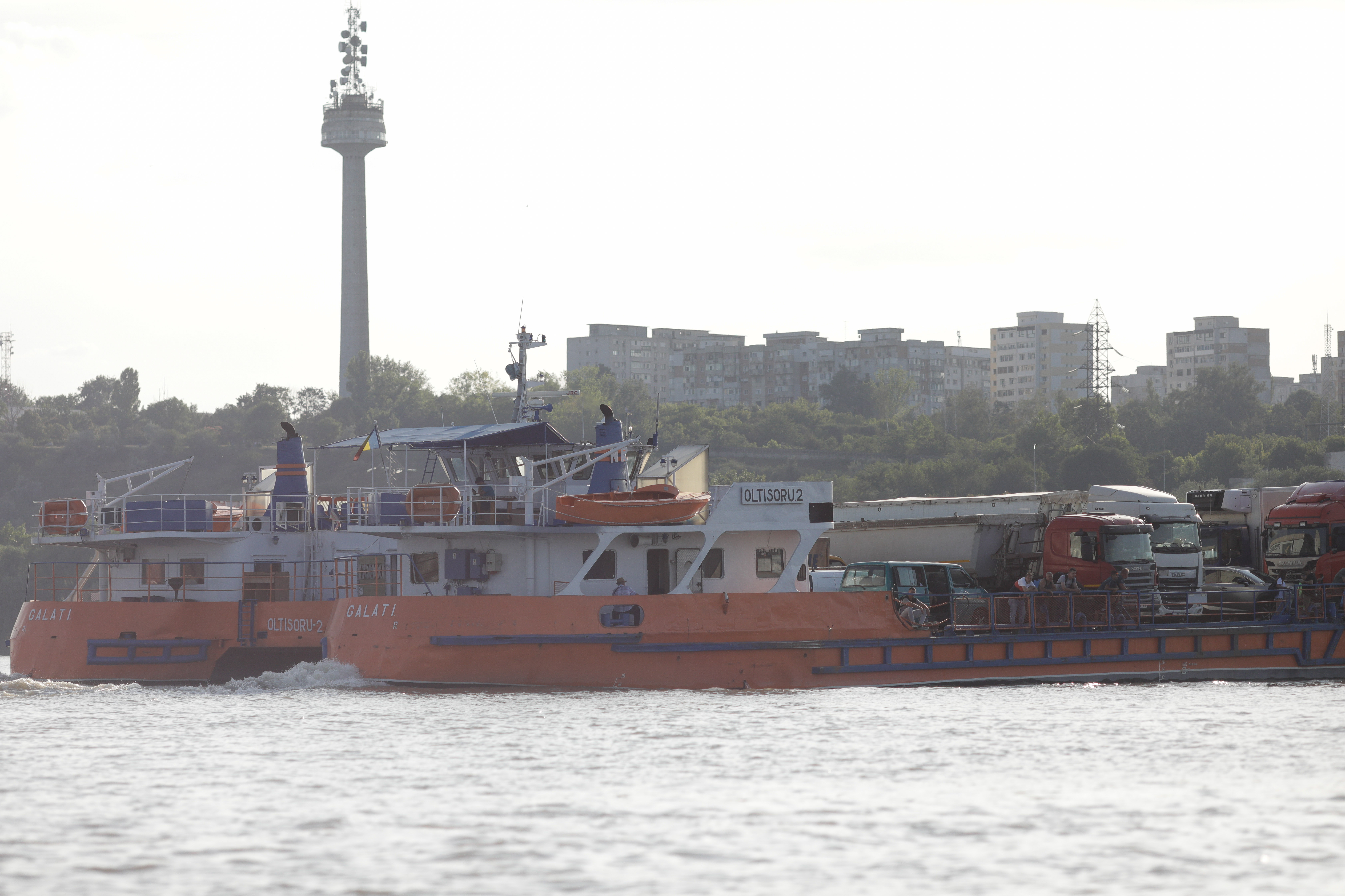 Dunărea s-a umflat la Galați. Mașinile trec prin apă pentru a urca pe bac