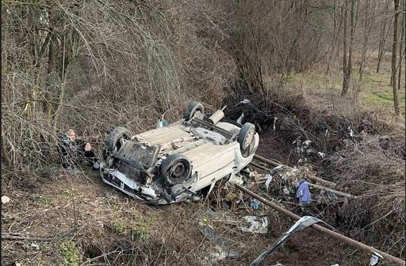 O femeie a murit și alte două persoane au fost rănite, după ce mașina în care se aflau a derapat şi s-a răsturnat