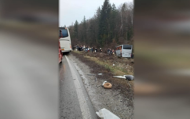 Un autobuz cu turiști din România s-a ciocnit cu un camion pe o șosea din Bulgaria. Cel puțin 10 răniți