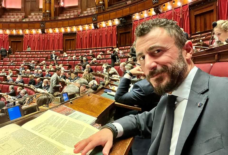 Scandal în Italia, după ce un deputat s-a lăudat cu un pistol care s-a descărcat și a rănit un bărbat de Revelion