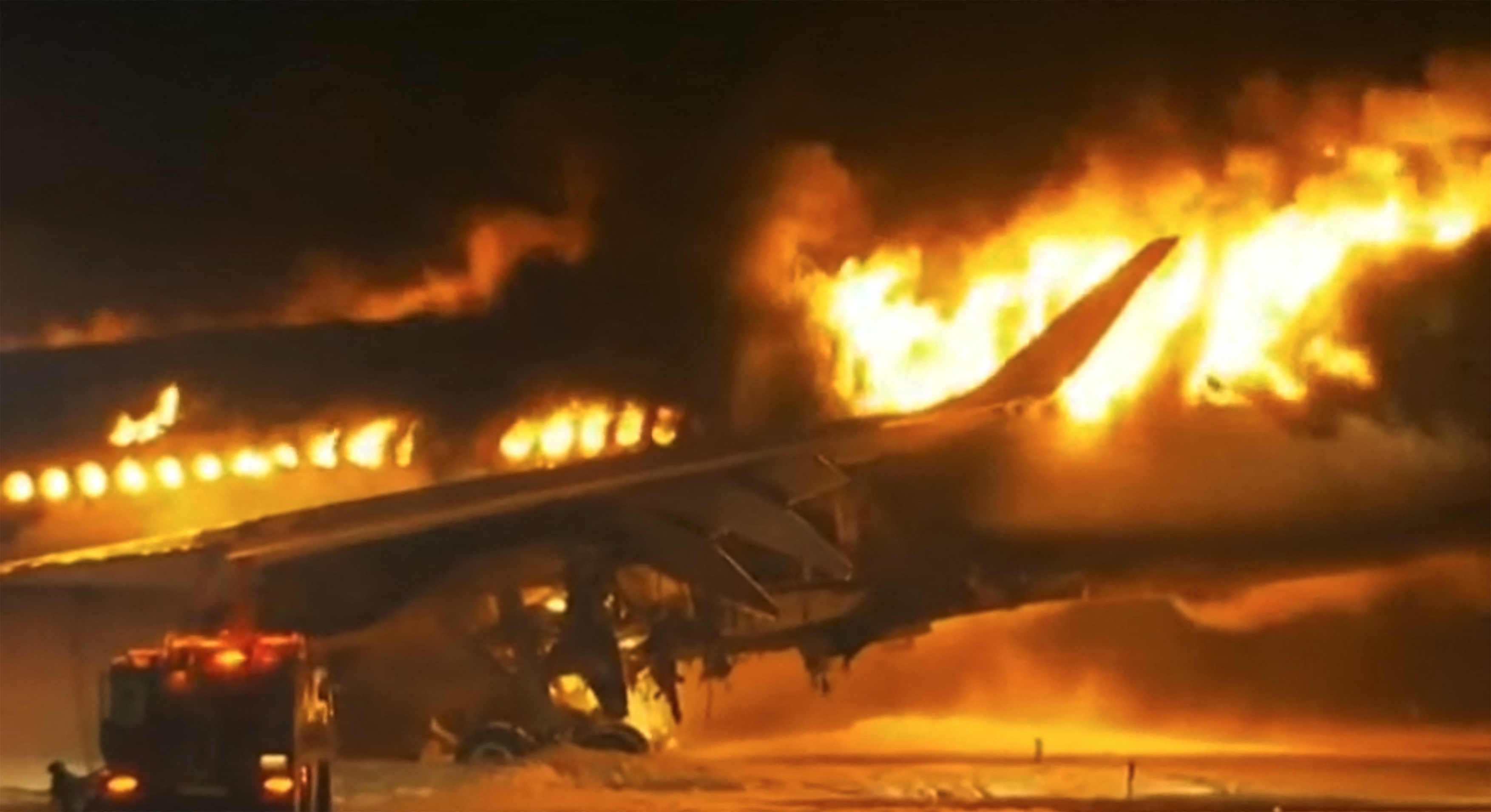 De ce toți pasagerii din avionul în flăcări au putut fi evacuați în siguranță, în timp record, deși doar 3 tobogane funcționau