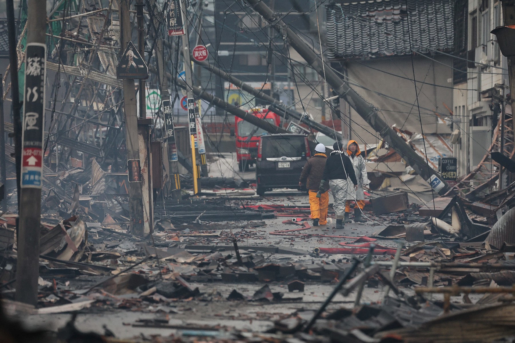 Crește bilanțul victimelor după cutremurul din Japonia: 64 de morți și 300 de răniți. Ploile înghețate îngreunează misiunile de salvare