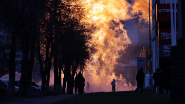 Pompierii ucraineni sting un incendiu provocat de un atac cu rachete asupra Kievului