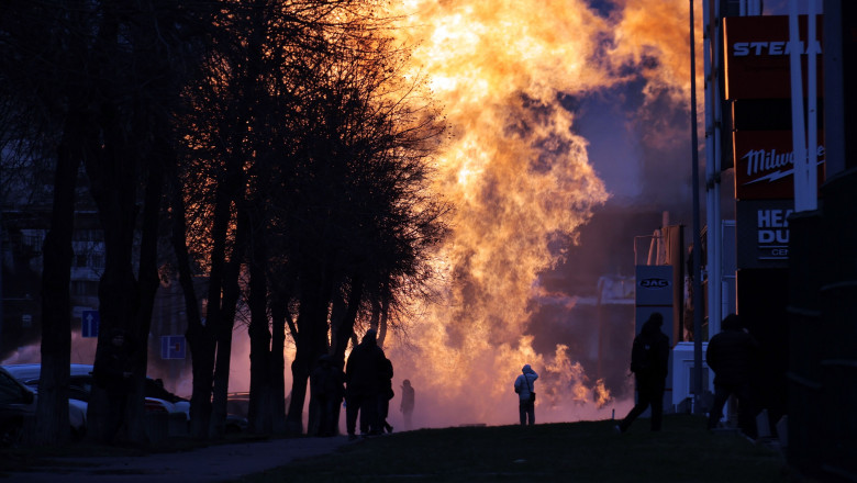 Pompierii ucraineni sting un incendiu provocat de un atac cu rachete asupra Kievului